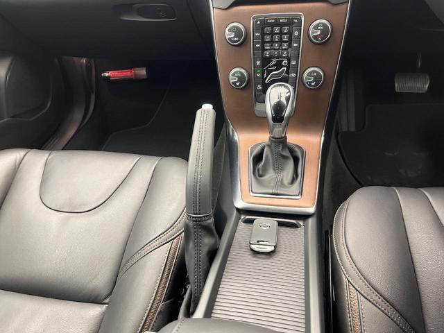 Ｖ４０ クロスカントリー　Ｄ４　サマム　ディーゼル　黒革シート　ｈａｒｍａｎ／ｋａｒｄｏｎ　禁煙車　インテリセーフ　シートヒーター　メモリー機能付パワーシート　バックカメラ　Ｂｌｕｅｔｏｏｔｈ　フルセグＴＶ　トールハンマーＬＥＤヘッドライト（45枚目）