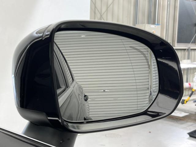 【ブラインドスポット・インフォメーション・システム】走行中、ドアミラーの死角になりやすい箇所に後続車が接近すると、ドアミラー横の警告灯が十分な余裕を持ってドライバーに警告を発します。