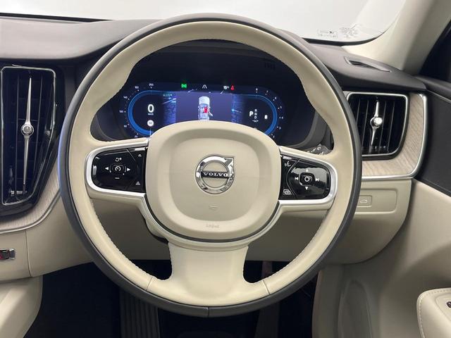 【純正革巻きステアリング】上質な革を使用することで、手にしっかり馴染むボルボのステアリング。高級感がありながら、とても運転しやすいのが特長です。