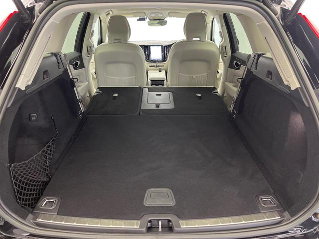 ラゲッジルームはお買い物やレジャーなど、様々なシーンに幅広く対応可能なゆとりある大容量スペースを確保しています。リヤシートを倒せばさらに使い勝手が広がります！