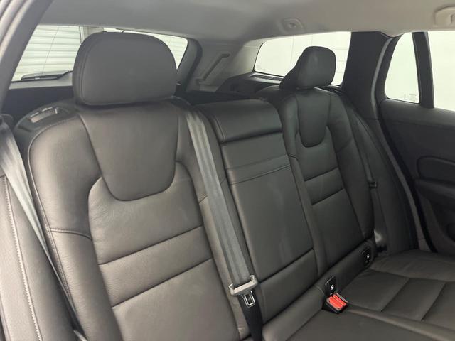 V60 B4 モメンタム 認定中古車 黒革シート 360°ビューカメラ 禁煙車 インテリセーフ シートヒーター 純正9インチナビ AppleCarPlay Bluetooth フルセグTV パワーバックドア LEDヘッドライト(13枚目)