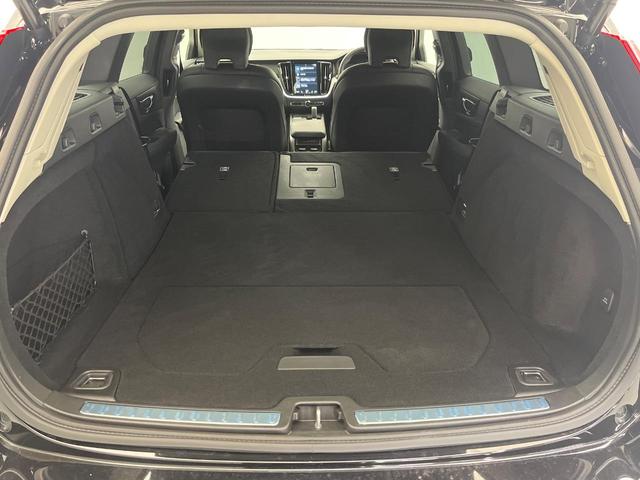 V60 B4 モメンタム 認定中古車 黒革シート 360°ビューカメラ 禁煙車 インテリセーフ シートヒーター 純正9インチナビ AppleCarPlay Bluetooth フルセグTV パワーバックドア LEDヘッドライト(24枚目)