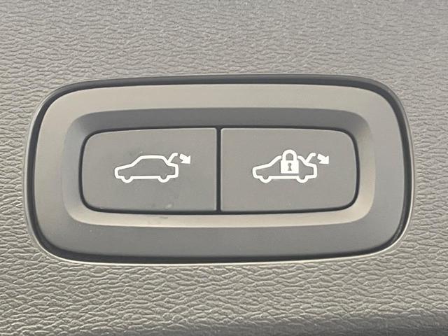 V60 B4 モメンタム 認定中古車 黒革シート 360°ビューカメラ 禁煙車 インテリセーフ シートヒーター 純正9インチナビ AppleCarPlay Bluetooth フルセグTV パワーバックドア LEDヘッドライト(25枚目)