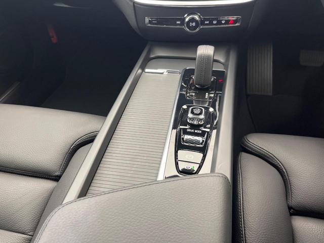 V60 B4 モメンタム 認定中古車 黒革シート 360°ビューカメラ 禁煙車 インテリセーフ シートヒーター 純正9インチナビ AppleCarPlay Bluetooth フルセグTV パワーバックドア LEDヘッドライト(48枚目)