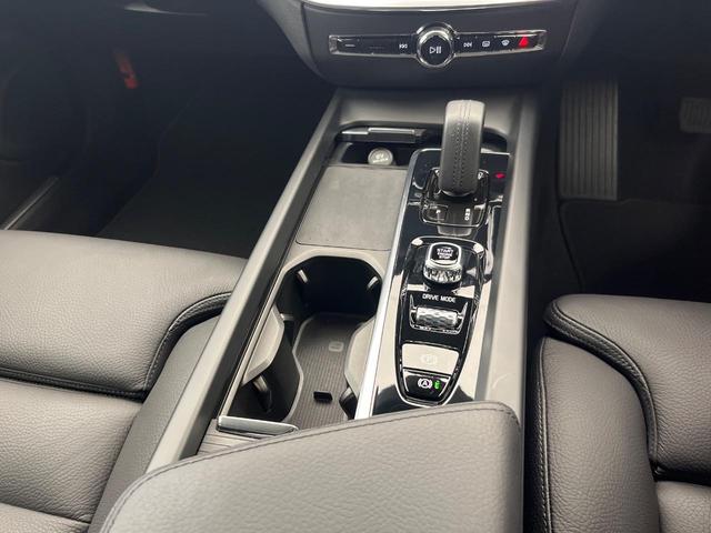 V60 B4 モメンタム 認定中古車 黒革シート 360°ビューカメラ 禁煙車 インテリセーフ シートヒーター 純正9インチナビ AppleCarPlay Bluetooth フルセグTV パワーバックドア LEDヘッドライト(49枚目)