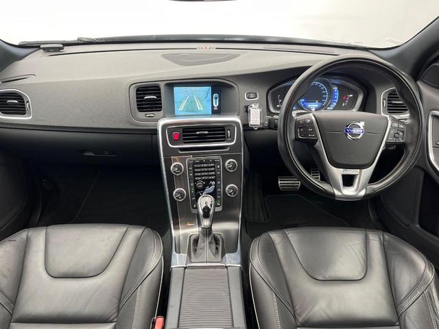 Ｖ６０ Ｄ４　Ｒデザイン　純正ナビ　ディーゼル　メモリー機能付きパワーシート　ブラインドスポットインフォメーション　本革シート　Ｂｌｕｅｔｏｏｔｈ　ＨＩＤヘッドライト　純正１８インチアルミホイール（2枚目）