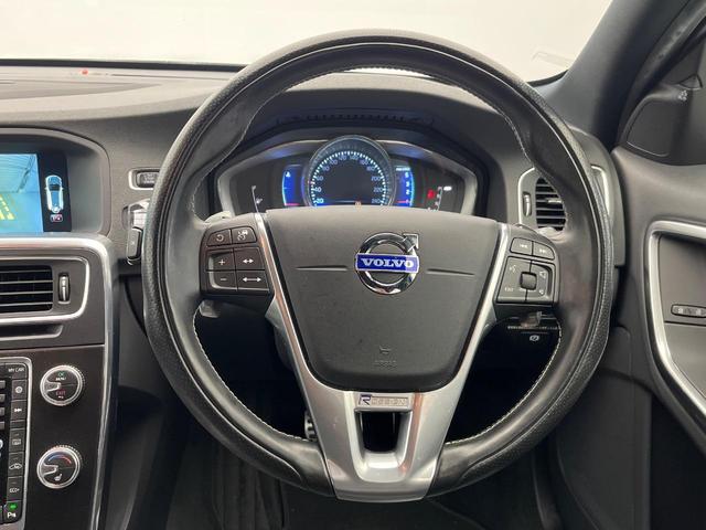 Ｖ６０ Ｄ４　Ｒデザイン　純正ナビ　ディーゼル　メモリー機能付きパワーシート　ブラインドスポットインフォメーション　本革シート　Ｂｌｕｅｔｏｏｔｈ　ＨＩＤヘッドライト　純正１８インチアルミホイール（11枚目）