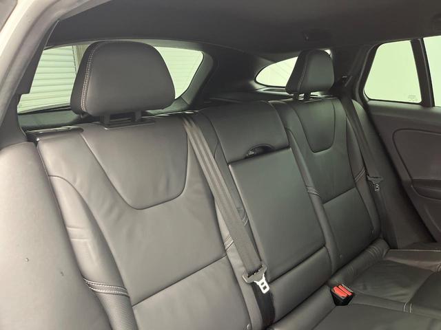 Ｖ６０ Ｄ４　Ｒデザイン　純正ナビ　ディーゼル　メモリー機能付きパワーシート　ブラインドスポットインフォメーション　本革シート　Ｂｌｕｅｔｏｏｔｈ　ＨＩＤヘッドライト　純正１８インチアルミホイール（13枚目）