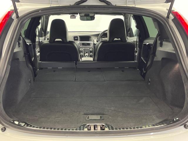 Ｖ６０ Ｄ４　Ｒデザイン　純正ナビ　ディーゼル　メモリー機能付きパワーシート　ブラインドスポットインフォメーション　本革シート　Ｂｌｕｅｔｏｏｔｈ　ＨＩＤヘッドライト　純正１８インチアルミホイール（14枚目）