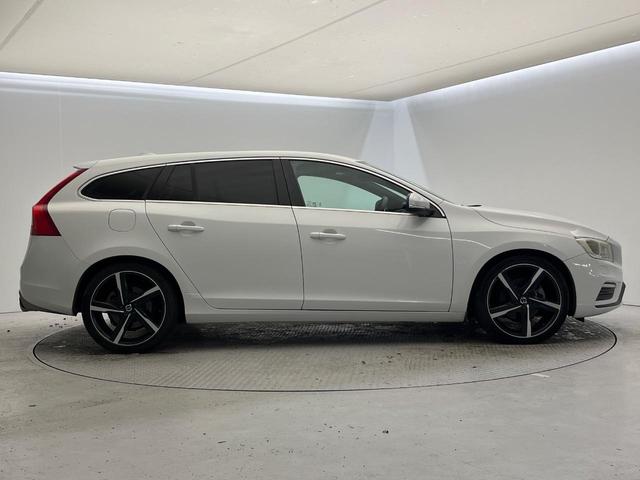 Ｖ６０ Ｄ４　Ｒデザイン　純正ナビ　ディーゼル　メモリー機能付きパワーシート　ブラインドスポットインフォメーション　本革シート　Ｂｌｕｅｔｏｏｔｈ　ＨＩＤヘッドライト　純正１８インチアルミホイール（17枚目）