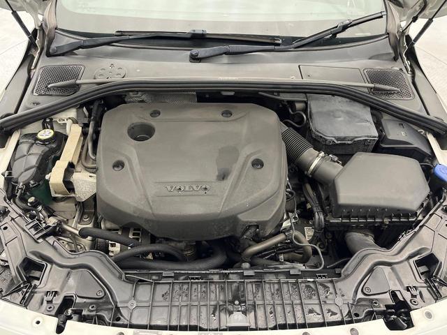 Ｖ６０ Ｄ４　Ｒデザイン　純正ナビ　ディーゼル　メモリー機能付きパワーシート　ブラインドスポットインフォメーション　本革シート　Ｂｌｕｅｔｏｏｔｈ　ＨＩＤヘッドライト　純正１８インチアルミホイール（20枚目）