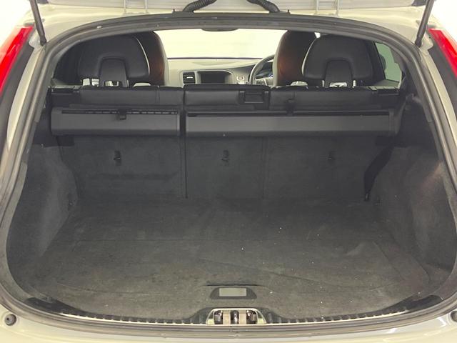 Ｖ６０ Ｄ４　Ｒデザイン　純正ナビ　ディーゼル　メモリー機能付きパワーシート　ブラインドスポットインフォメーション　本革シート　Ｂｌｕｅｔｏｏｔｈ　ＨＩＤヘッドライト　純正１８インチアルミホイール（23枚目）