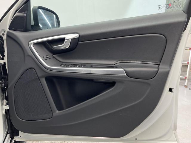 Ｖ６０ Ｄ４　Ｒデザイン　純正ナビ　ディーゼル　メモリー機能付きパワーシート　ブラインドスポットインフォメーション　本革シート　Ｂｌｕｅｔｏｏｔｈ　ＨＩＤヘッドライト　純正１８インチアルミホイール（29枚目）