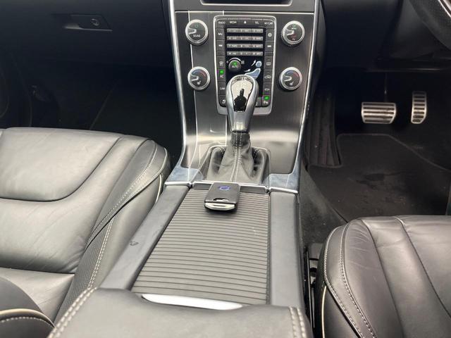 Ｖ６０ Ｄ４　Ｒデザイン　純正ナビ　ディーゼル　メモリー機能付きパワーシート　ブラインドスポットインフォメーション　本革シート　Ｂｌｕｅｔｏｏｔｈ　ＨＩＤヘッドライト　純正１８インチアルミホイール（50枚目）