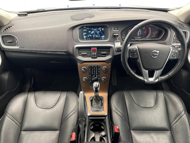 V40 D4 インスクリプション 純正ナビ 黒革シート harman/kardon パイロットアシスト バックカメラ LEDヘッドライト ブラインドスポットインフォメーション 純正17インチアルミホイール ETC(2枚目)