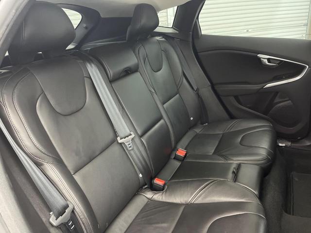 V40 D4 インスクリプション 純正ナビ 黒革シート harman/kardon パイロットアシスト バックカメラ LEDヘッドライト ブラインドスポットインフォメーション 純正17インチアルミホイール ETC(14枚目)