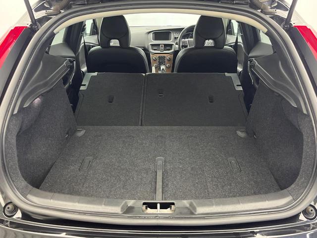 V40 D4 インスクリプション 純正ナビ 黒革シート harman/kardon パイロットアシスト バックカメラ LEDヘッドライト ブラインドスポットインフォメーション 純正17インチアルミホイール ETC(23枚目)