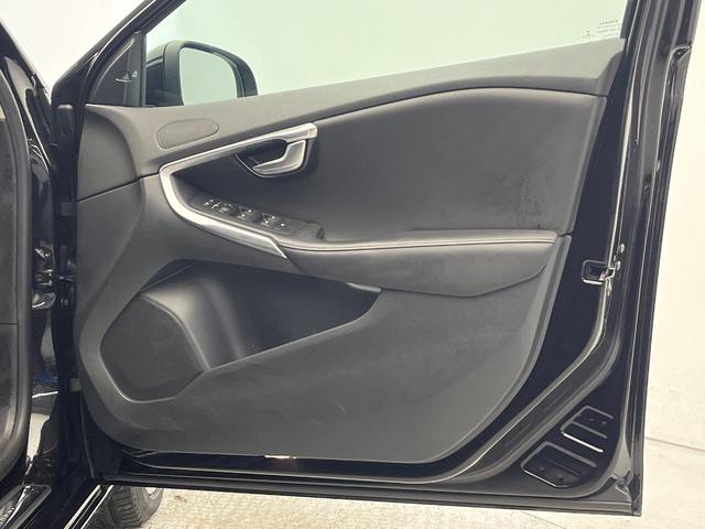V40 D4 インスクリプション 純正ナビ 黒革シート harman/kardon パイロットアシスト バックカメラ LEDヘッドライト ブラインドスポットインフォメーション 純正17インチアルミホイール ETC(24枚目)