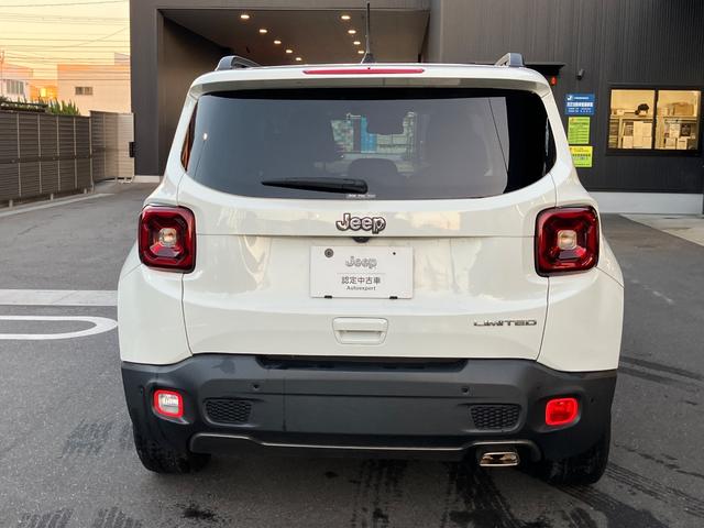 キーフォグボタンを押すだけでゲートが開き、カーゴスペースに荷物を収納できるパワーリフトゲート。広々とした荷室空間。