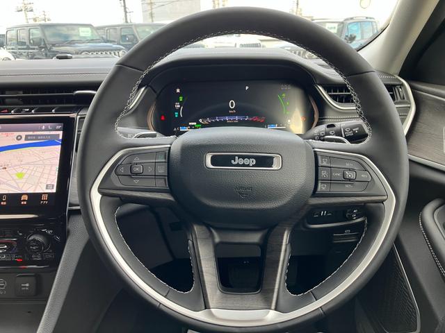 ジープ・グランドチェロキー４ｘｅ ３０ｔｈアニバーサリーエディション　認定中古車　　新車保証付き　弊社元試乗車　アップルカープレイ対応　Ｂｌｕｅｔｏｏｔｈオーディオ　衝突被害軽減ブレーキ　バックカメラ　前後障害物センサー（5枚目）