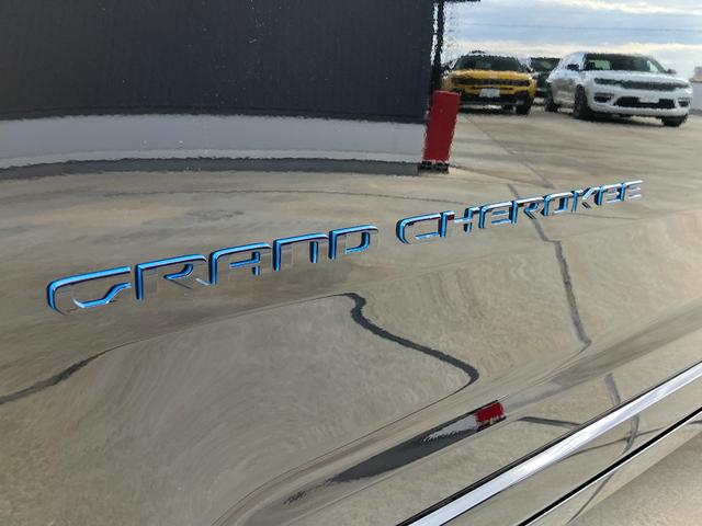 ジープ・グランドチェロキー４ｘｅ ３０ｔｈアニバーサリーエディション　認定中古車　　新車保証付き　弊社元試乗車　アップルカープレイ対応　Ｂｌｕｅｔｏｏｔｈオーディオ　衝突被害軽減ブレーキ　バックカメラ　前後障害物センサー（19枚目）