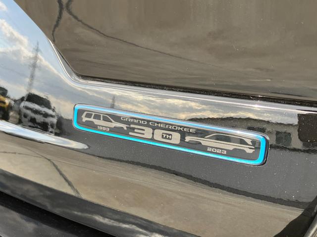 ジープ・グランドチェロキー４ｘｅ ３０ｔｈアニバーサリーエディション　認定中古車　　新車保証付き　弊社元試乗車　アップルカープレイ対応　Ｂｌｕｅｔｏｏｔｈオーディオ　衝突被害軽減ブレーキ　バックカメラ　前後障害物センサー（43枚目）