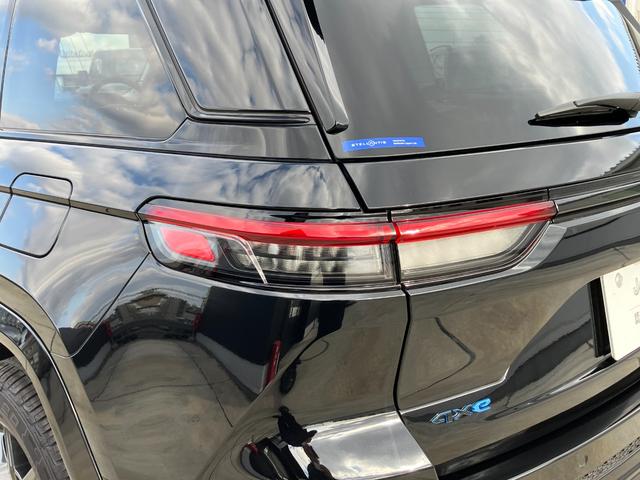 ジープ・グランドチェロキー４ｘｅ ３０ｔｈアニバーサリーエディション　認定中古車　　新車保証付き　弊社元試乗車　アップルカープレイ対応　Ｂｌｕｅｔｏｏｔｈオーディオ　衝突被害軽減ブレーキ　バックカメラ　前後障害物センサー（74枚目）