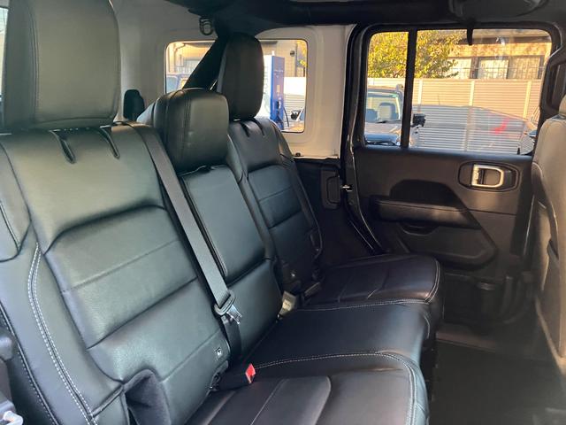 ＪＥＥＰらしい味付けで路面から突き上げるようショックは良く吸収され、ソフトではないが節度感のある乗り心地。