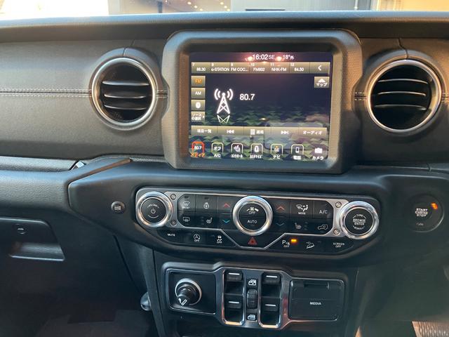 車の状態を示す重要なデータをデジタル表示し、ドライバーは真正面で確認できます。ディスプレイは、カスタマイズできます。