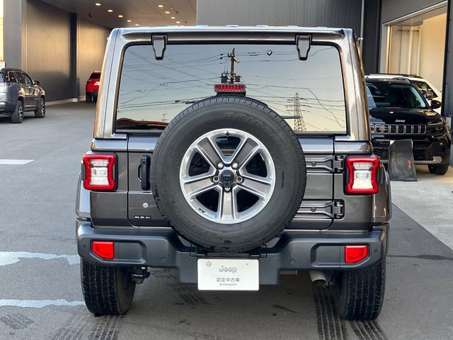 キーフォグボタンを押すだけでゲートが開き、カーゴスペースに荷物を収納できるパワーリフトゲート。広々とした荷室空間。