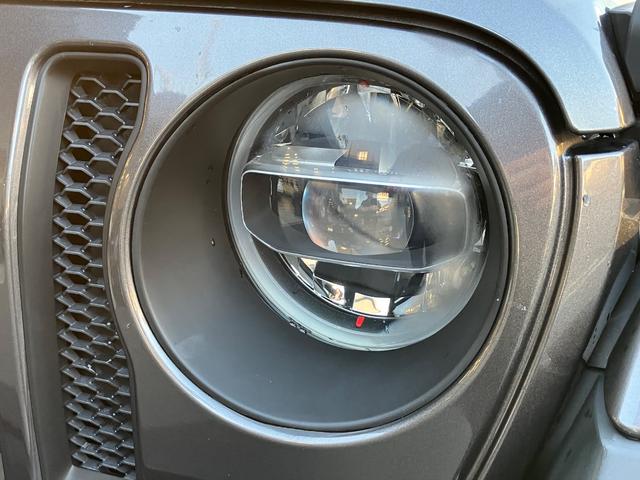 本国と同様の教育を受けたＪＥＥＰ専門のメカニックが、新車登録月から経過月数、走行距離に応じて、整備内容を３段階に設定。最大で１００項目の点検整備を実施したあとにご納車させていただきます。詳細はお気軽に