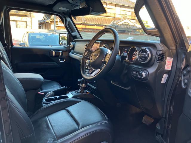 本国と同様の教育を受けたＪＥＥＰ専門のメカニックが、新車登録月から経過月数、走行距離に応じて、整備内容を３段階に設定。最大で１００項目の点検整備を実施したあとにご納車させていただきます。詳細はお気軽に