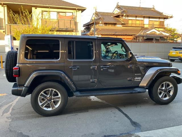 本国と同様の教育を受けたＪＥＥＰ専門のメカニックが、新車登録月から経過月数、走行距離に応じて、整備内容を３段階に設定。最大で１００項目の点検整備を実施したあとにご納車させていただきます。詳細はお気軽に