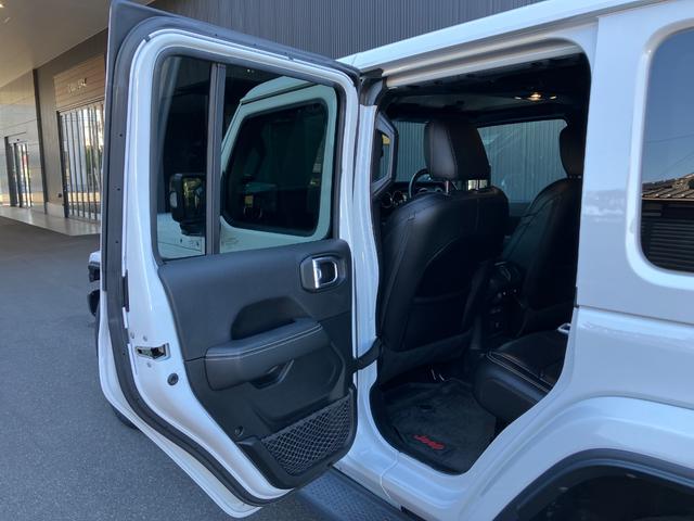 ジープ・ラングラーアンリミテッド 認定中古車 アップルカープレイ対応 Bluetoothオーディオ 衝突被害軽減ブレーキ バックカメラ 前後障害物センサー(12枚目)