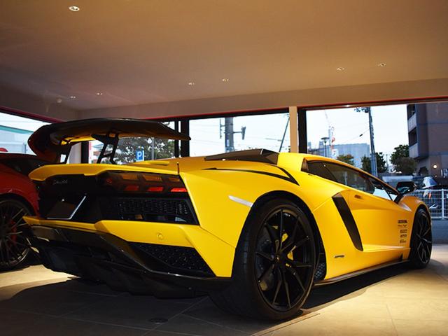 アヴェンタドール Ｓ　４ＷＤ・純正ＯＰ・エクステリアアッパーカーボンＰＫＧ・エクステリアロワーカーボンＰＫＧ・インテリアカーボンＰＫＧ・ブランディングＰＫＧ・スタイルＰＫＧ・トラベルＰＫＧ・電動シートカーボンＰＫＧ（8枚目）