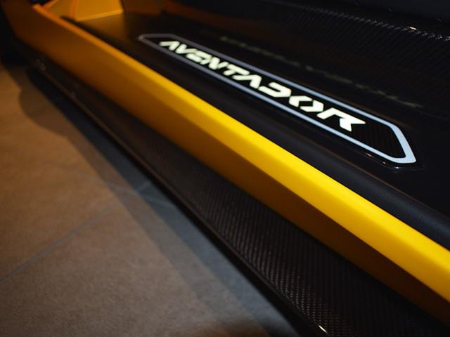 アヴェンタドール Ｓ　４ＷＤ・純正ＯＰ・エクステリアアッパーカーボンＰＫＧ・エクステリアロワーカーボンＰＫＧ・インテリアカーボンＰＫＧ・ブランディングＰＫＧ・スタイルＰＫＧ・トラベルＰＫＧ・電動シートカーボンＰＫＧ（14枚目）