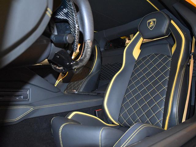 アヴェンタドール Ｓ　４ＷＤ・純正ＯＰ・エクステリアアッパーカーボンＰＫＧ・エクステリアロワーカーボンＰＫＧ・インテリアカーボンＰＫＧ・ブランディングＰＫＧ・スタイルＰＫＧ・トラベルＰＫＧ・電動シートカーボンＰＫＧ（32枚目）