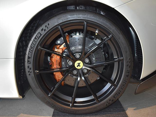 ４８８ピスタ ベースグレード　Ｆ１　ＤＣＴ　ディーラー車両・ツートンレーシングストライプ・フロントサスペンションリフト・ビアンコイタリア・走行２９００ＫＭ・フロント廻りプロテクションフィルム（20枚目）