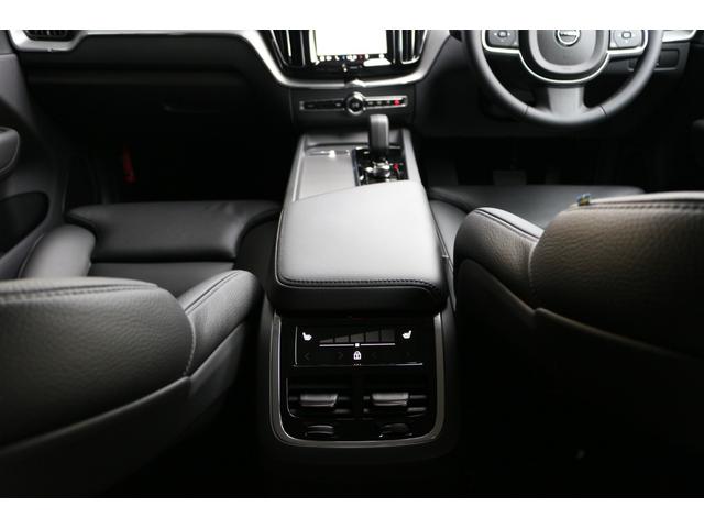 XC60 プラス B5 登録済未使用車 先進安全機能搭載(ASV) Googleナビ 360°カメラ レザーシート FRシートヒーター Appleカープレイ Androidオート ステアリングヒーター スマートキー(24枚目)