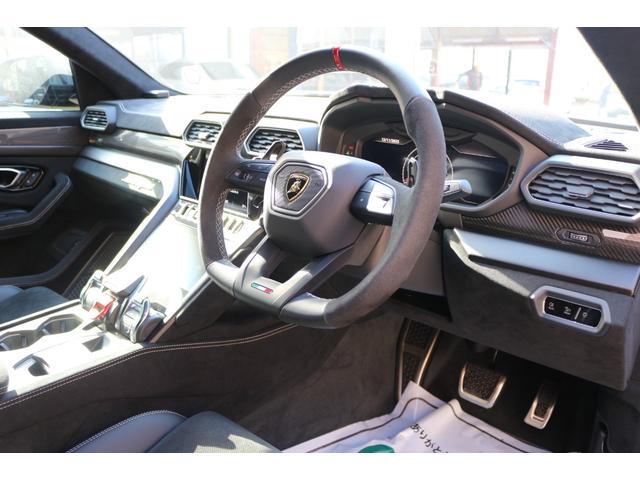 ウルス ペルフォルマンテ フルエクステリアカーボンPKG カーボンファイバーボンネット カーボンファイバールーフ 23インチpelopeシャイニーブラックホイール 3DBang&Olufsen カーボンファイバーキックプレート(20枚目)