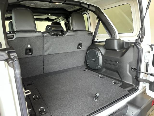 ジープ・ラングラーアンリミテッド サハラ　登録済み未使用車　レザーシート　パワーシート　ＬＥＤヘッドライト　スマートキー　フロントカメラ　バックカメラ　純正ナビ　アップルカープレイ　グーグルオート（21枚目）
