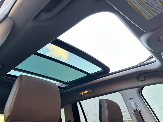 ジープ・コマンダー リミテッド　１オ－ナ－　サンルーフ　革Ｐシ－ト　ＬＥＤ　ＡｐｐｌｅＣａｒＰｌａｙ　Ｂｌｕｅｔｏｏｔｈ　ＡＣＣ　ナビ　３６０カメラ　ブラインドスポットモニタ－　レーンキープアシスト　電動Ｒゲート　認定中古車保証付き（7枚目）