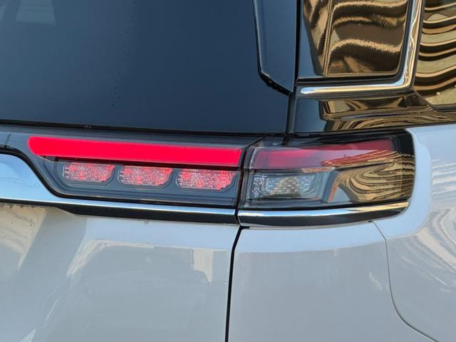 ジープ・コマンダー リミテッド　１オ－ナ－　サンルーフ　革Ｐシ－ト　ＬＥＤ　ＡｐｐｌｅＣａｒＰｌａｙ　Ｂｌｕｅｔｏｏｔｈ　ＡＣＣ　ナビ　３６０カメラ　ブラインドスポットモニタ－　レーンキープアシスト　電動Ｒゲート　認定中古車保証付き（20枚目）