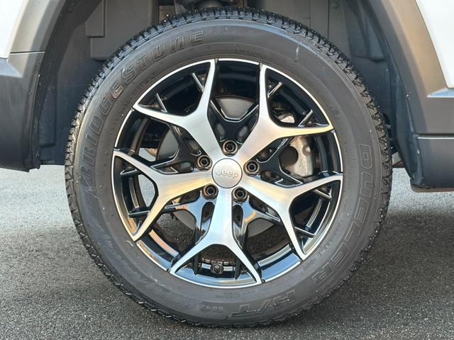 ジープ・コマンダー リミテッド　１オ－ナ－　サンルーフ　革Ｐシ－ト　ＬＥＤ　ＡｐｐｌｅＣａｒＰｌａｙ　Ｂｌｕｅｔｏｏｔｈ　ＡＣＣ　ナビ　３６０カメラ　ブラインドスポットモニタ－　レーンキープアシスト　電動Ｒゲート　認定中古車保証付き（22枚目）