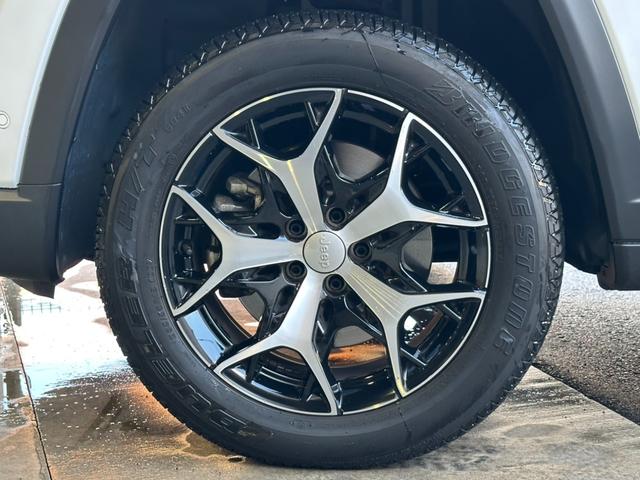 ジープ・コマンダー リミテッド　１オ－ナ－　サンルーフ　革Ｐシ－ト　ＬＥＤ　ＡｐｐｌｅＣａｒＰｌａｙ　Ｂｌｕｅｔｏｏｔｈ　ＡＣＣ　ナビ　３６０カメラ　ブラインドスポットモニタ－　レーンキープアシスト　電動Ｒゲート　認定中古車保証付き（23枚目）