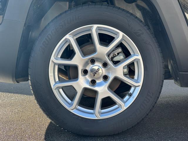 ジープ・レネゲード リミテッド　１オ－ナ－　ＬＥＤヘッドライト搭載モデル　Ｂカメラ　シートヒーター　ＡｐｐｌｅＣａｒＰｌａｙ　Ｂｌｕｅｔｏｏｔｈ　純正ナビ　フルセグ　ＡＣＣ　電動シート　ＥＴＣ２．０　レザーシート　認定中古車保証付き（21枚目）