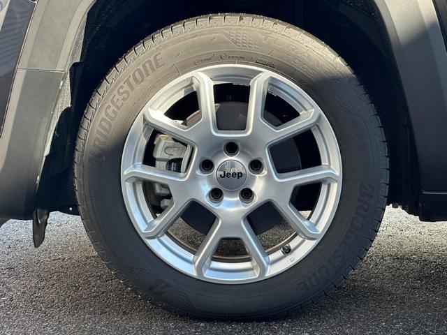 ジープ・レネゲード リミテッド　１オ－ナ－　ＬＥＤヘッドライト搭載モデル　Ｂカメラ　シートヒーター　ＡｐｐｌｅＣａｒＰｌａｙ　Ｂｌｕｅｔｏｏｔｈ　純正ナビ　フルセグ　ＡＣＣ　電動シート　ＥＴＣ２．０　レザーシート　認定中古車保証付き（22枚目）