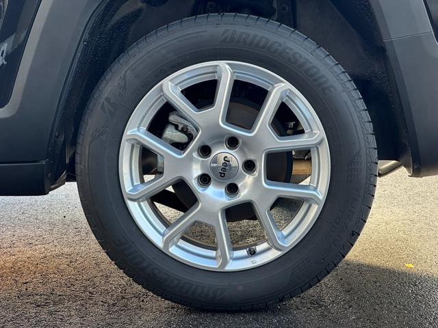ジープ・レネゲード リミテッド　１オ－ナ－　ＬＥＤヘッドライト搭載モデル　Ｂカメラ　シートヒーター　ＡｐｐｌｅＣａｒＰｌａｙ　Ｂｌｕｅｔｏｏｔｈ　純正ナビ　フルセグ　ＡＣＣ　電動シート　ＥＴＣ２．０　レザーシート　認定中古車保証付き（23枚目）