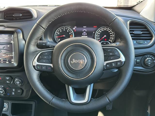 ジープ・レネゲード リミテッド　１オ－ナ－　ＬＥＤヘッドライト搭載モデル　Ｂカメラ　シートヒーター　ＡｐｐｌｅＣａｒＰｌａｙ　Ｂｌｕｅｔｏｏｔｈ　純正ナビ　フルセグ　ＡＣＣ　電動シート　ＥＴＣ２．０　レザーシート　認定中古車保証付き（24枚目）