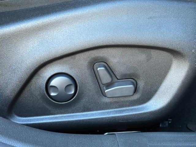 ジープ・レネゲード リミテッド　１オ－ナ－　ＬＥＤヘッドライト搭載モデル　Ｂカメラ　シートヒーター　ＡｐｐｌｅＣａｒＰｌａｙ　Ｂｌｕｅｔｏｏｔｈ　純正ナビ　フルセグ　ＡＣＣ　電動シート　ＥＴＣ２．０　レザーシート　認定中古車保証付き（35枚目）